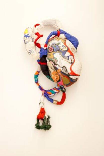 A obra 'Abraço', de Sônia Gomes.