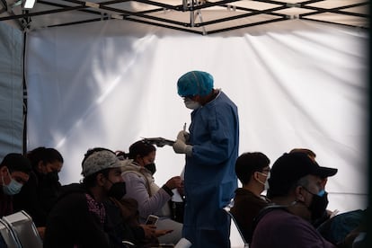 Un doctor toma los datos de pacientes para tramitar su permiso covid, en el Hospital Carlos Mac Gregor, en Ciudad de México, el 13 de enero de 2022.