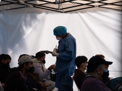 Un doctor toma los datos de pacientes para tramitar su permiso covid, en el Hospital Carlos Mac Gregor, en Ciudad de México, el 13 de enero de 2022.