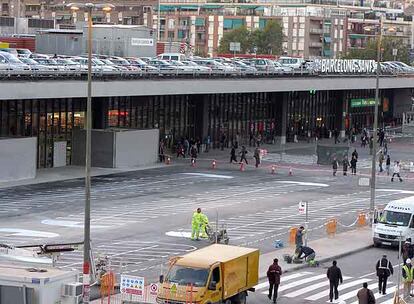 El AVE, ayer en Sants, mientras un operario limpiaba el andn.