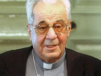 El obispo Sergio Valech, en 2004.