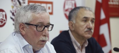 Los secretarios generales de CCOO y UGT, Ignacio Fern&aacute;ndez Toxo (i) y Pepe &Aacute;lvarez.