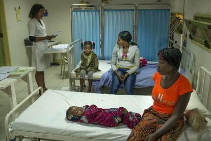 El hospital de Mahiça está justo enfrente del CSIM. Ambos centros trabajan en colaboración. En la imagen, dos madres llevan a sus hijas enfermas de malaria a que reciban el tratamiento.