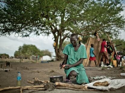 Martha vive debajo de un árbol en el campo de rufigiados de Mingkaman (Sudán del Sur).