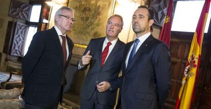 El presidente valenciano, Alberto Fabra, entre los presidentes de Murcia, Ramón Luis Valcárcel (izquierda) y de Baleares, José Ramón Bauzá.