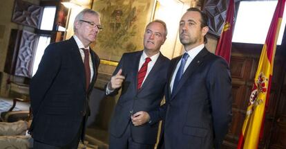 El presidente valenciano, Alberto Fabra, entre los presidentes de Murcia, Ram&oacute;n Luis Valc&aacute;rcel (izquierda) y de Baleares, Jos&eacute; Ram&oacute;n Bauz&aacute;.