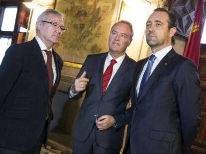 El presidente valenciano, Alberto Fabra, entre los presidentes de Murcia, Ram&oacute;n Luis Valc&aacute;rcel (izquierda) y de Baleares, Jos&eacute; Ram&oacute;n Bauz&aacute;.