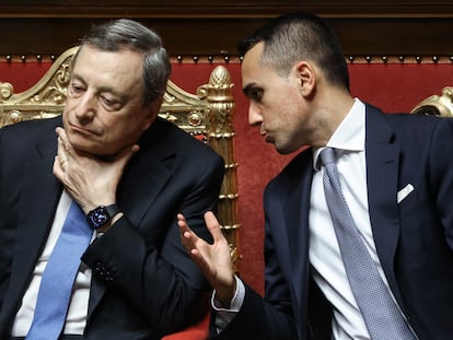 Mario Draghi, el primer ministro italiano, a la izquierda, y Luigi Di Maio, ministro de Exteriores, durante un debate este martes en el Senado.