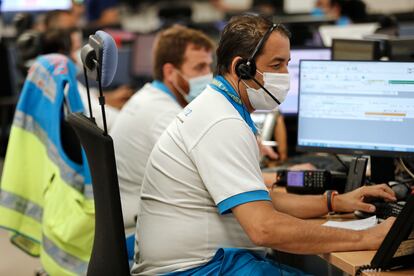 Dos trabajadores, el viernes en la sede del Summa 112. 