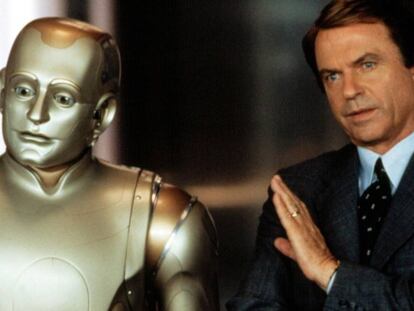 ¿Por qué un robot salva antes la vida de un hombre de 83 años que de un niño de tres? La ciencia lo responde. En la imagen, Robin Williams, a la izquierda caracterizado de robot, y Sam Neill en la película 'El hombre bicentenario' (2000).