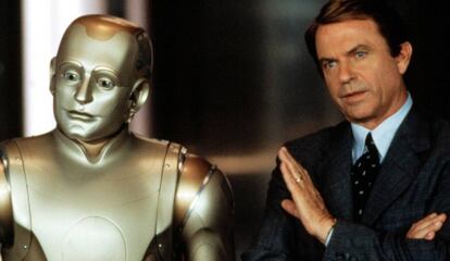 ¿Por qué un robot salva antes la vida de un hombre de 83 años que de un niño de tres? La ciencia lo responde. En la imagen, Robin Williams, a la izquierda caracterizado de robot, y Sam Neill en la película 'El hombre bicentenario' (2000).