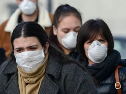 El número de contagios supera ya los 150 en cinco regiones. Milán cierra escuelas, cines y teatros y Venecia cancela su carnaval por el virus. Comienza el aislamiento de 50.000 personas