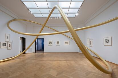La instalación 'Infinity', del dúo de artistas Gijs Van Vaerenbergh, convive con obras de Escher en el Kunstmuseum.