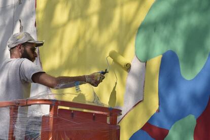 “Pinto desde siempre pero murales hace 15 años. Yo nací con un pincel. Mi viejo tocaba el piano, mi mamá era bailarina y a mí me dio por pintar. Tengo murales en Colegiales, Villa Crespo, en Nueva York –donde estuve hace un mes- y en Vicente López, vivo ahí e hice un par de trabajos para la municipalidad en unos puentes y túneles por donde pasa el tren. Algunos de mis trabajos desaparecieron pero eso es parte de pintar en la calle porque se deterioran, otro te pinta encima y después está el gran enemigo que son las campañas políticas”.