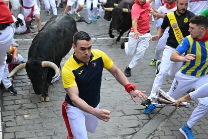 Los mozos corren junto a los astados de Jandilla, durante el sexto encierro.