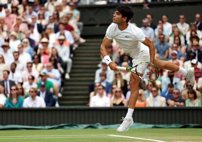 El murciano Carlos Alcaraz tras golpear la bola ante Novak Djokovic, este domingo. 