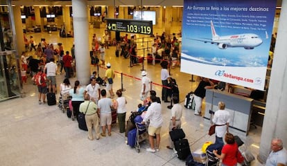 Colas de viajeros en el aeropuerto de Son Sant Joan de Palma de Mallorca.