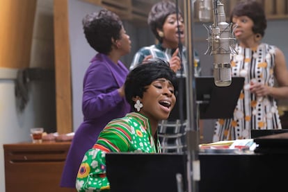 La actriz Cynthia Erivo interpreta a Aretha Franklin cantando en una recreación del estudio de Muscle Shoals.