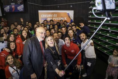 El presidente de Mercadona y de la Fundaci&oacute;n Trinidad Alfonso participa en un &#039;selfie&#039; con los deportistas becados.