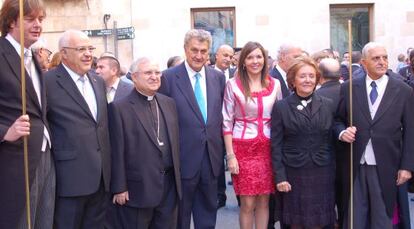 Jesús Posada y el nuevo obispo de Alicante junto con las autoridades del Misteri d'Elx