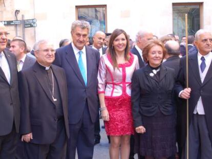 Jes&uacute;s Posada y el nuevo obispo de Alicante junto con las autoridades del Misteri d&#039;Elx