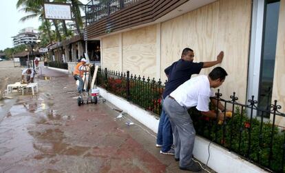 Moradores de Puerto Vallarta blindam janelas.