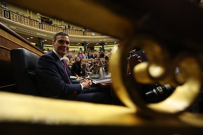 Pedro Sánchez llega a su escaño, el primer día de la investidura.