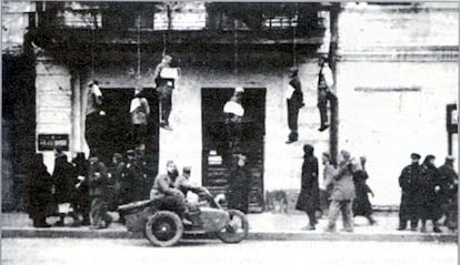 Ciudadanos de Járkov colgados de los balcones de la sede del Partido Comunista de la ciudad en los primeros meses de la invasión alemana en 1941.
