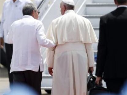 Francisco se despede do presidente Raúl Castro.