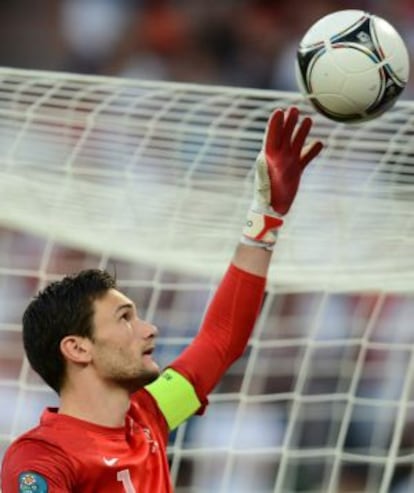 Lloris, ante Inglaterra.