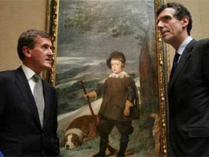 Neil MacGregor, director del Museo Británico (izquierda), y Henry Loyrette, del Louvre, ante <i>El príncipe Baltasar Carlos,</i> de Velázquez.