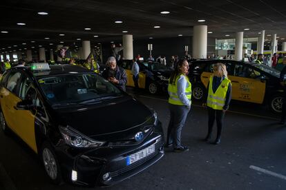Concentración de taxistas en la T1 del aeropuerto de Barcelona, este lunes.