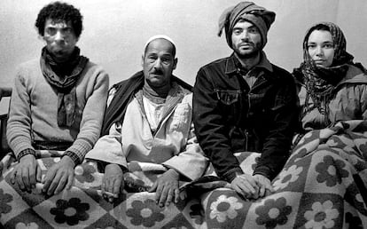 Jordi Esteva (tercero por la izquierda), con sus amigos del oasis egipcio de Bahariya Assem Sharaf (izquierda), Am Anwar y Beda Taousila, en 1983.