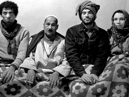 Jordi Esteva (tercero por la izquierda), con sus amigos del oasis egipcio de Bahariya Assem Sharaf (izquierda), Am Anwar y Beda Taousila, en 1983.