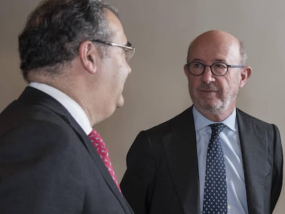 Los expresidentes del Banco Popular, Ángel Ron (izquierda) y Emilio Saracho. 