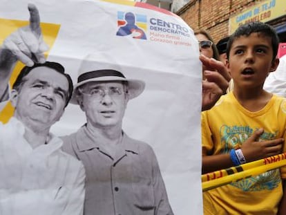 Cartaz em comício mostra Zuluaga e Uribe juntos.