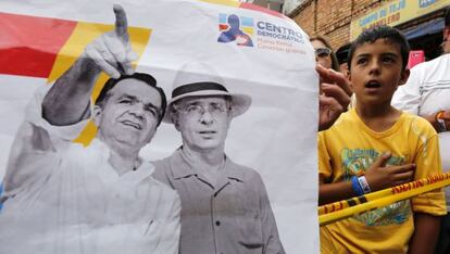 Cartaz em comício mostra Zuluaga e Uribe juntos.