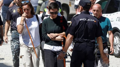 Lola (izquierda), la hermana de Blanca Fernández Ochoa, tras confirmarse que el cadáver encontrado por la Guardia Civil es el de la esquiadora.
