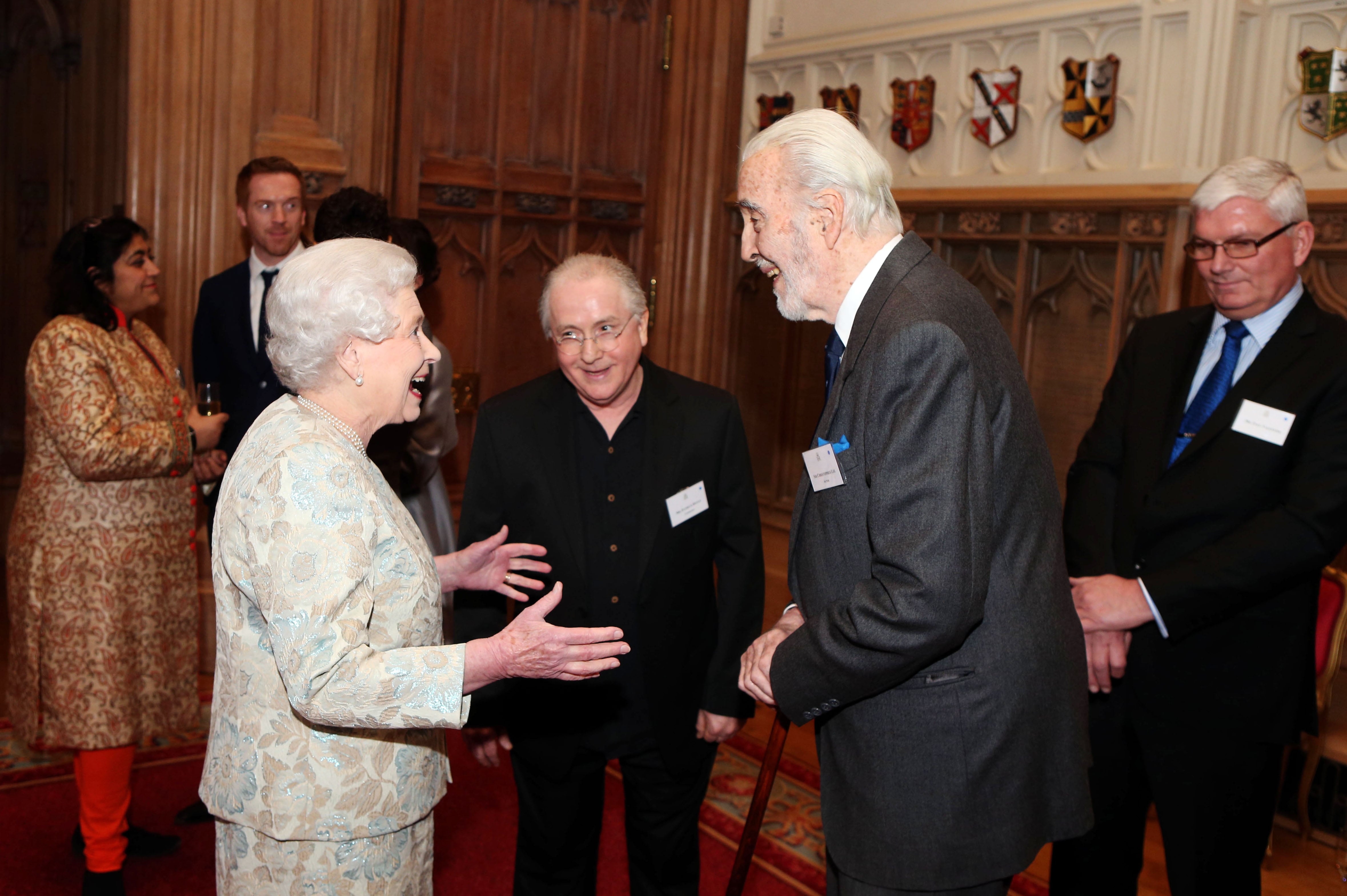 Christopher Lee y la reina Isabel II en el castillo de Windsor en 2013.