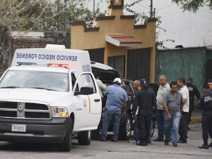 Técnicos forenses y policías extraen el cuerpo del periodista René Orta Salgado del maletero de su vehículo, en Cuernavaca (México).