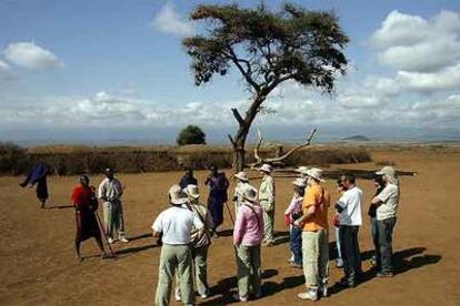 Los turistas llegan al poblado masai del parque nacional de Amboseli, en las faldas del Kilimanjaro, donde son recibidos por algunos de los guerreros.