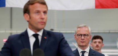 El presidente francés Emmanuel Macron, en primer término, junto al ministro de Finanzas, Bruno Le Maire.