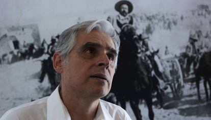 Rafael Barajas, frente a una fotografía de Pancho Villa.