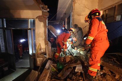 Rescatistas buscan sobrevivientes en una casa después del terremoto en la aldea de Kangdiao, en el noroeste de China.