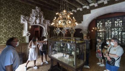 Primeres visites a la Casa Amatller de Barcelona, aquest dimecres, després de cinc mesos tancada.