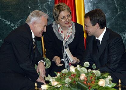 El líder socialista, con el primer ministro polaco, Leszek Miller.