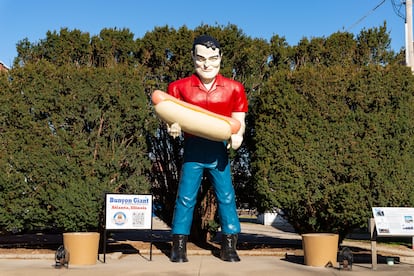 'The Bunyon Giant', holding a hot dog, in Atlanta.