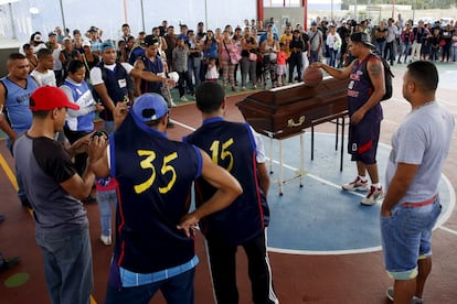 Amigos prestam homenagem a uma vítima do crime em Caracas.