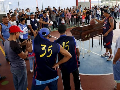 Amigos prestam homenagem a uma vítima do crime em Caracas.