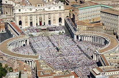 Vista de pájaro de la Basílica de San Pedro y la plaza en la canonización del Padre Pío.